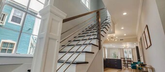 NEW!! Walk to Beach, sleeps 11! TipSea Turtle