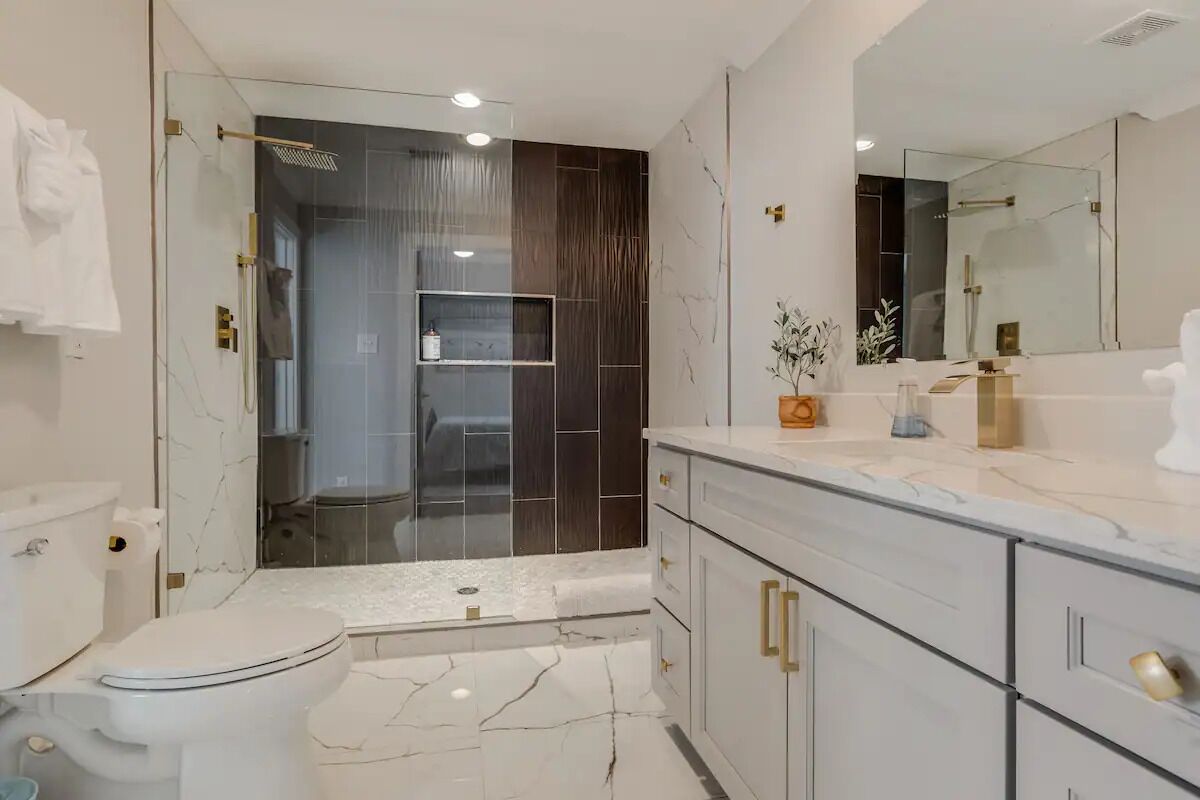 Ensemble douche/baignoire, douche à « effet pluie », sèche-cheveux