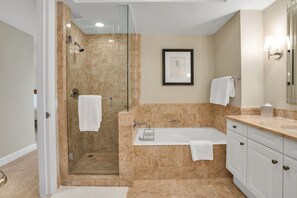 Duschwanne, umweltfreundliche Kosmetikartikel, Haartrockner, Bidet