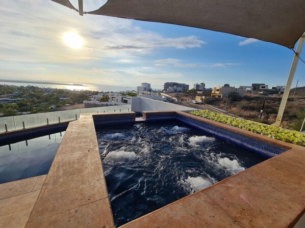 Condo, 2 Bedrooms | Kolam renang | Kolam renang terbuka