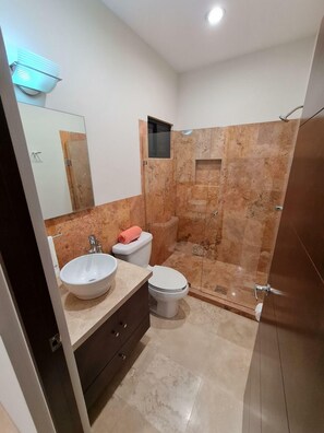 Condo, 2 phòng ngủ | Phòng tắm | Khăn tắm 