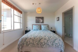 2 bedrooms, iron/ironing board, WiFi