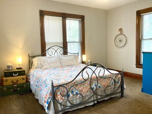 2 chambres, bureau, fer et planche à repasser, lit parapluie