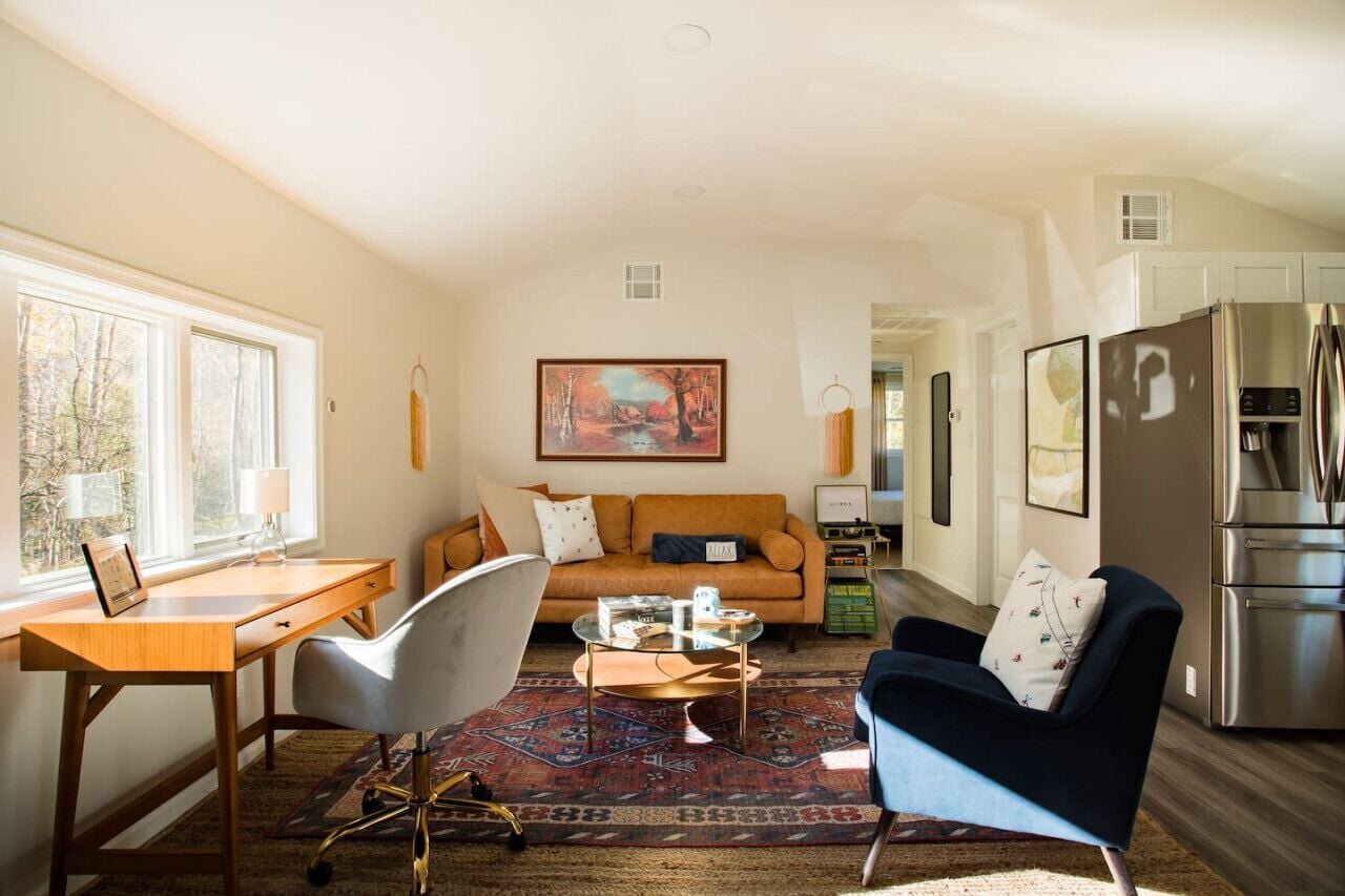 TV connectée, cheminée, livres