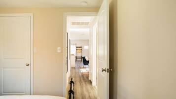 2 多间卧室、办公桌、旅行婴儿床、WiFi