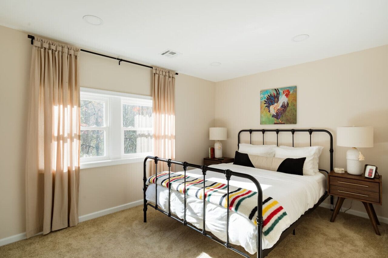 2 bedrooms, desk, travel cot, WiFi