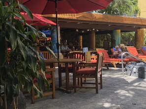 Outdoor dining - Swanky Studio just ½Block to Waikiki Beach - Bamboo Waikiki 708 (Honolulu)