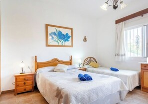 3 chambres, fer et planche à repasser, draps fournis