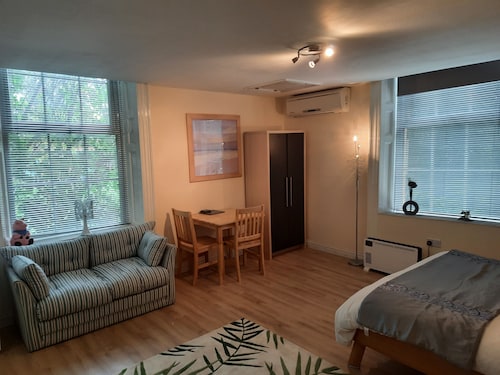 Studio Sleeps 2 with On-site Parking