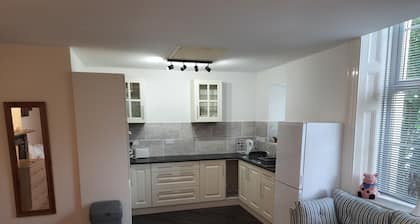 studio flat with on-site parking & pet friendly