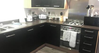 2-Bed Apartment Sleeps 4 with Garden