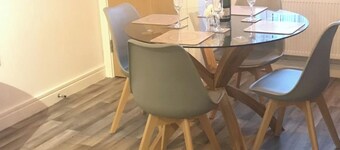 2-Bed Apartment Sleeps 4 with Garden