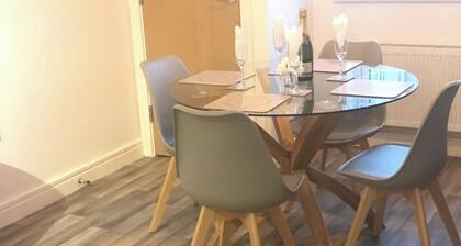 2-Bed Apartment Sleeps 4 with Garden