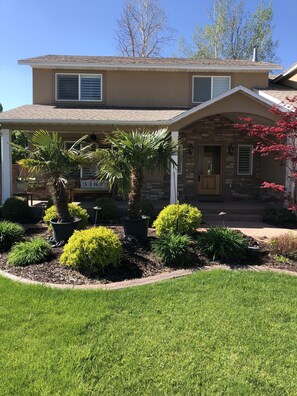 Exterior - Beachy Home in Provo. Large deck with builtin hot tub, Fire pit, Palapa (Provo)