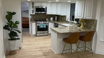 Køleskab, mikrobølgeovn, ovn, kogeplade