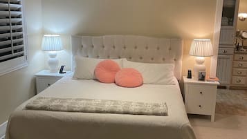 3 soveværelser, pengeskab på værelset, skrivebord, strygejern/strygebræt