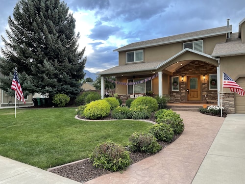 Beachy Home in Provo. Large deck with builtin hot tub, Fire pit, Palapa