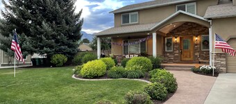 Beachy Home in Provo. Large deck with builtin hot tub, Fire pit, Palapa