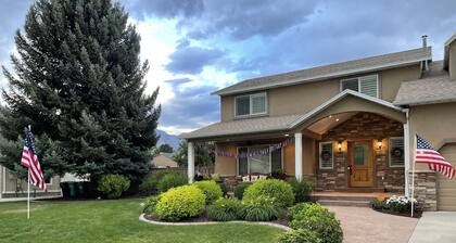 Beachy Home in Provo. Large deck with builtin hot tub, Fire pit, Palapa