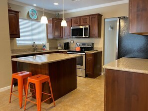 Fridge, microwave, oven, stovetop - Oasis! BEST LOCATION! Private Pool! By Restaurants (Chandler)