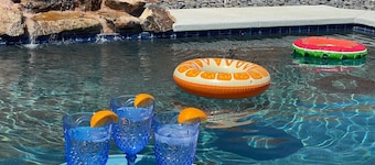 Oasis! BEST LOCATION! Private Pool! By Restaurants