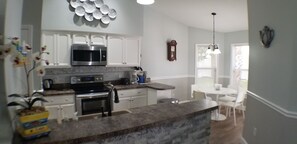 Fridge, microwave, oven, stovetop - *Mackarosa* Private PooL*
Tampa Bay. (New Port Richey)