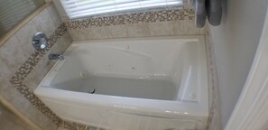 Suihkun ja ammeen yhdistelmä, poreamme, hiustenkuivaaja, pyyhkeet