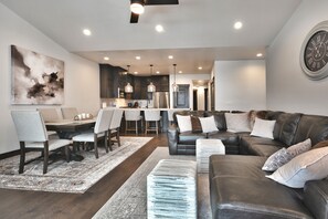 TV, fireplace - Stunning Black Rock Ridge Retreat - Private hot tub - Close to PC skiing (Kamas)