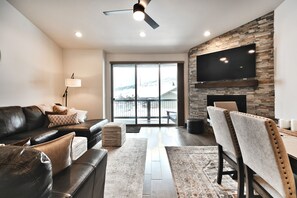 TV, fireplace - Stunning Black Rock Ridge Retreat - Private hot tub - Close to PC skiing (Kamas)