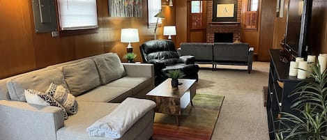 Una Smart TV, una chimenea, una mesa de tenis de mesa, libros