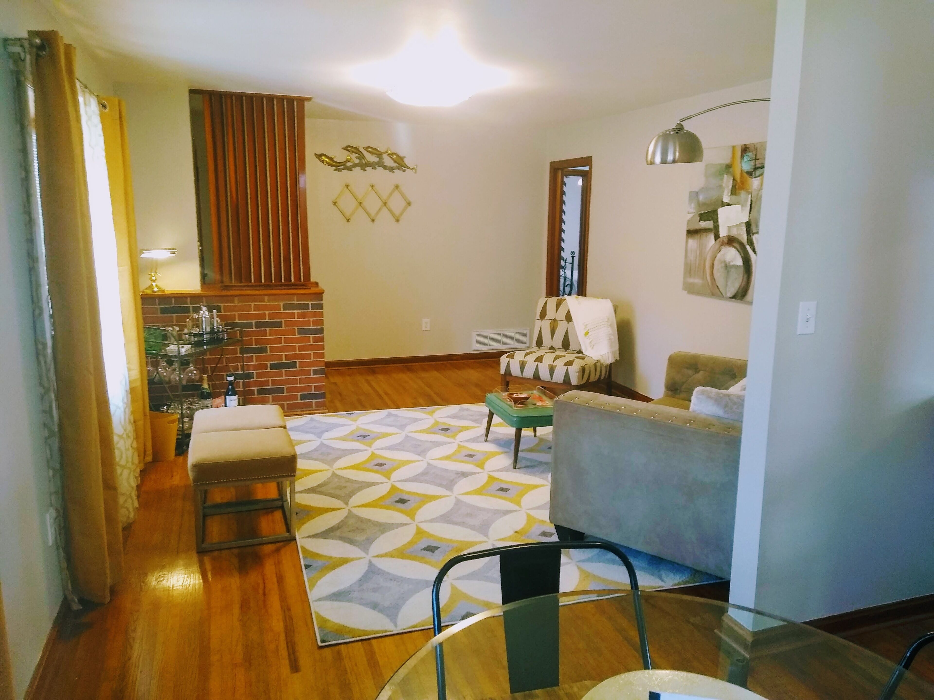 Smart TV, fireplace, ping pong, books