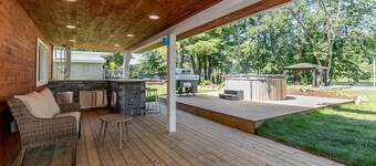 Waterfront!! Beautiful. New Hot tub. On Trent-Severn Waterway. Muskoka.