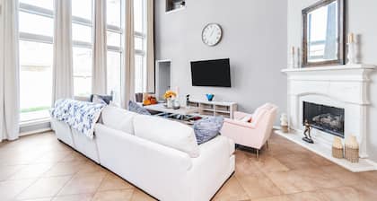 MINUTES FROM THE PREMIUM OUTLETS* LARGE 5 BEDROOMS