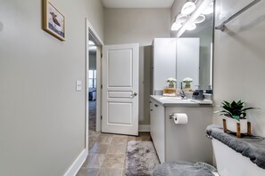 وحدات دش مع أحواض استحمام، مجففات شعر، مناشف، صابون