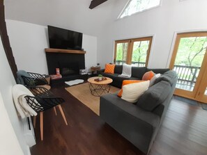 Smart-TV, Kamin, Tischfußball, Drucker