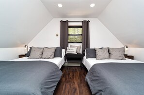 3 habitaciones, escritorio y tabla de planchar con plancha 