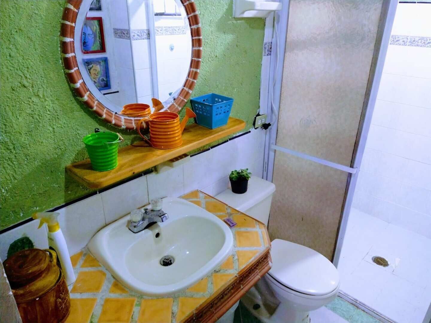 Dusch, handdukar, tvål och toalettpapper