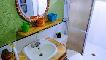 Dusch, handdukar, tvål och toalettpapper