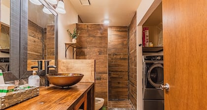 Private Wi-Fi>HotTub>Fenced Yard>Cozy Retreat