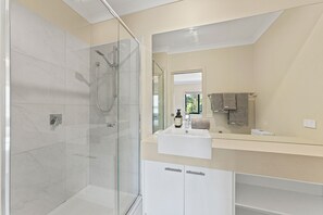 Badewanne, Haartrockner, Handtücher, Seife
