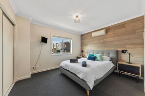3 slaapkamers, een strijkplank/strijkijzer, gratis wifi, beddengoed