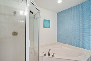 Shower, hair dryer, shampoo - Great Beach House-2 min. Walk to Beach, Private Splash Pool, Gas Grill, 5 min. Walk to Coligny Plaza (Hilton Head Island)