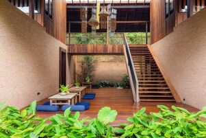 32-inch Smart TV with cable channels, TV