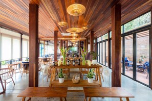 Frokost, lunsj og middag serveres