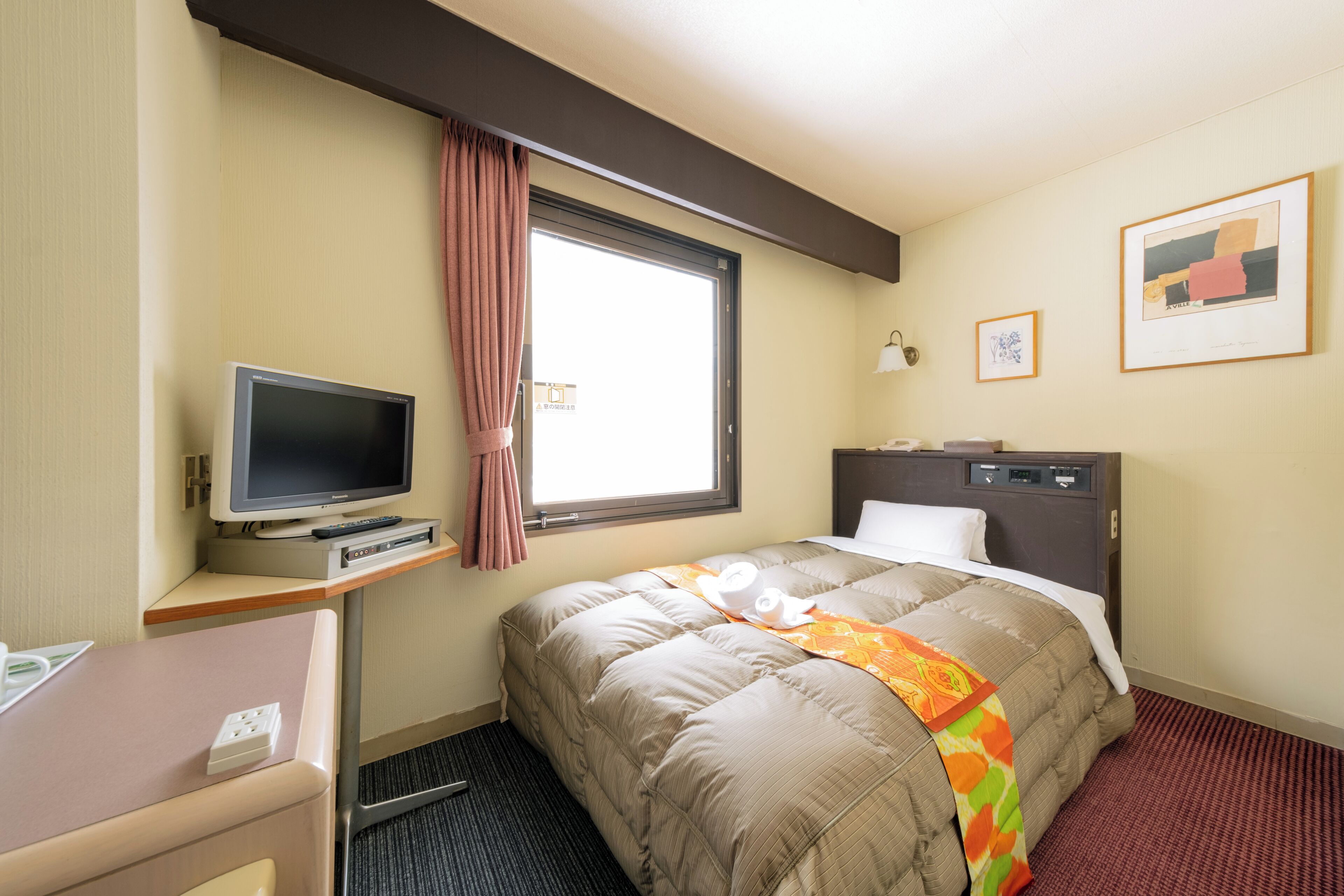 Free WiFi, bed sheets