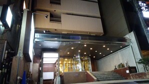 Un edificio de varios niveles con una escalera que lleva a la entrada.