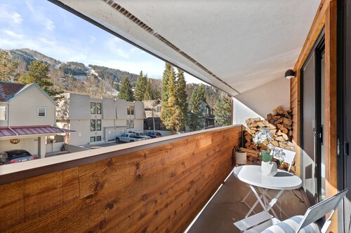 Special VRBO Rates! Aspen Studio Loft. Balcony. W/D