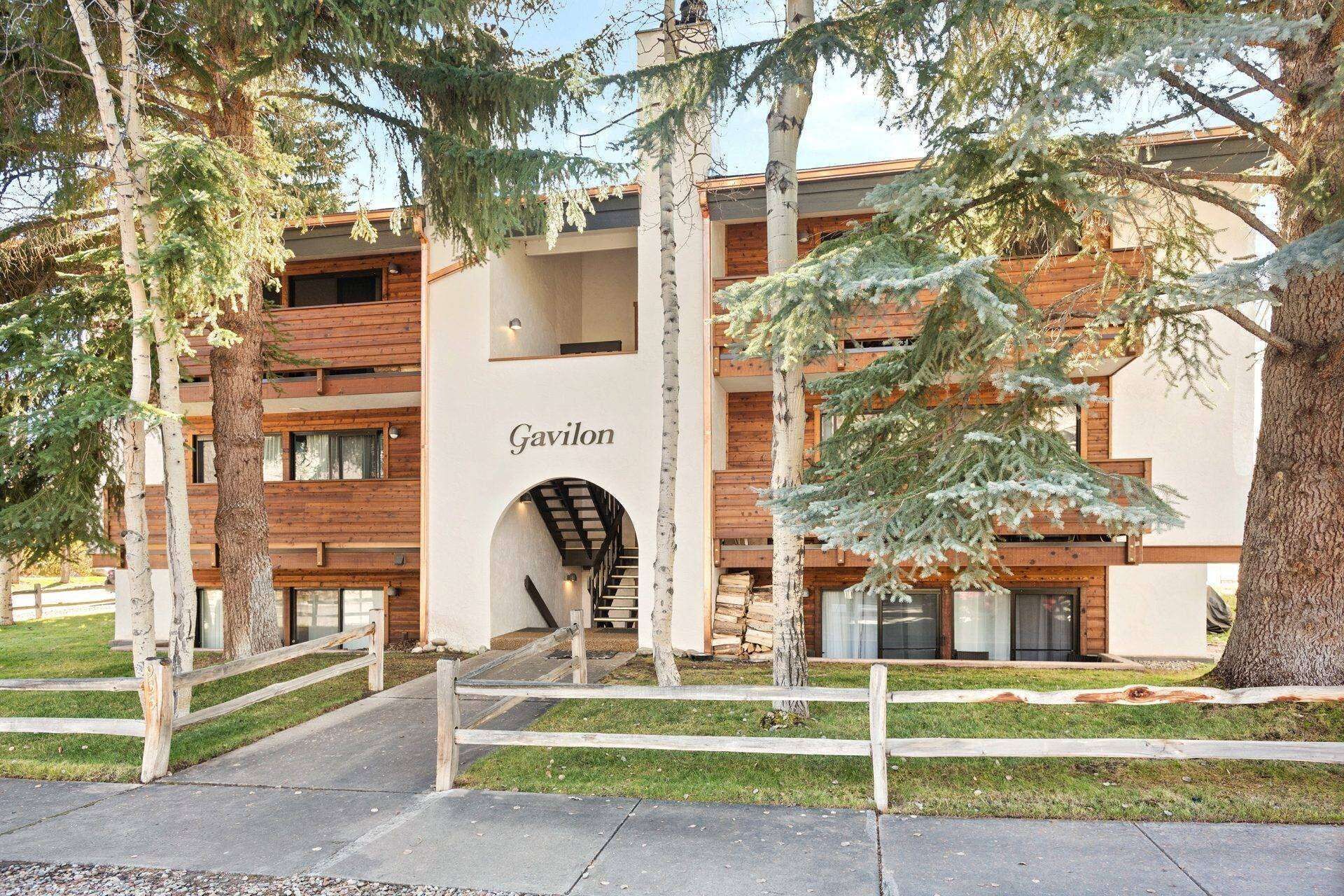 Un edificio moderno con fachada de madera y un letrero que dice 'Gavilon'.