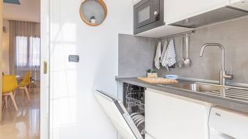 Frigorifero, microonde, forno, piano cottura