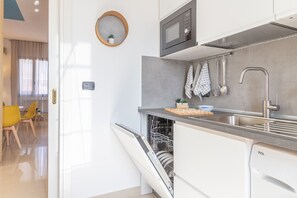 Kühlschrank, Mikrowelle, Ofen, Herdplatte